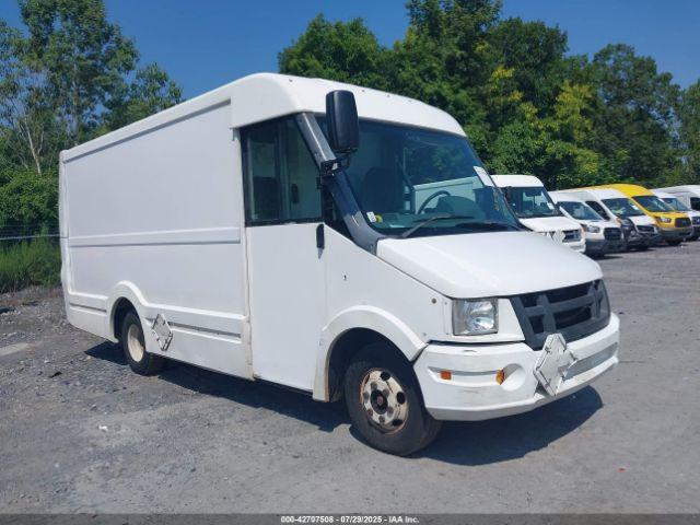  Salvage Isuzu Commercial Van