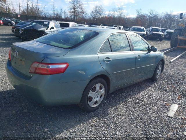 Toyota Camry Le Image 10