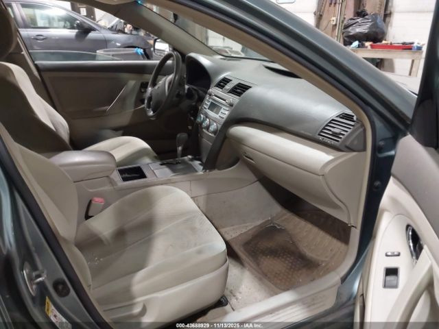 Toyota Camry Le Image 3