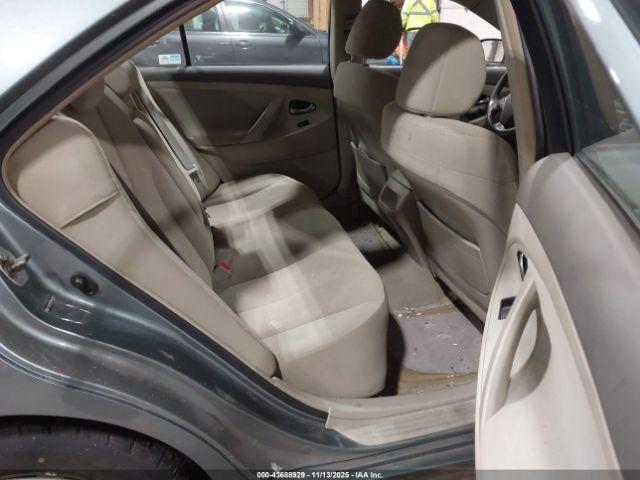 Toyota Camry Le Image 4