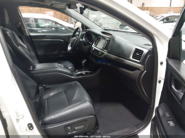 Toyota Highlander Limited Platinum Image 2