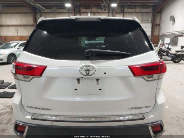 Toyota Highlander Limited Platinum Image 12