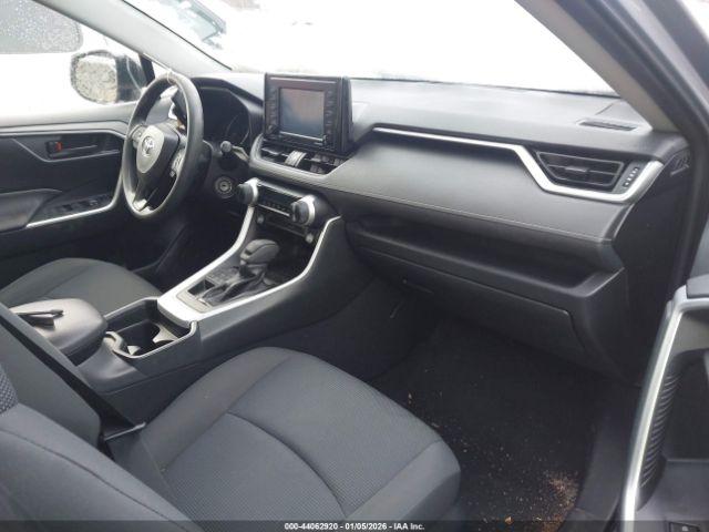 Toyota RAV4 Le Image 9