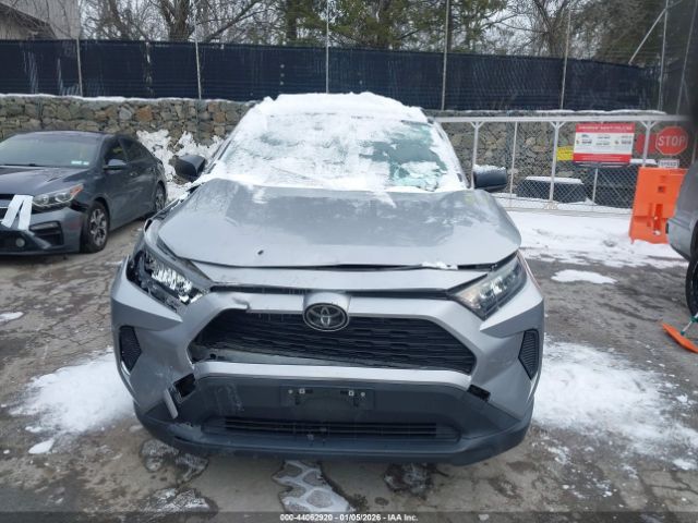 Toyota RAV4 Le Image 5