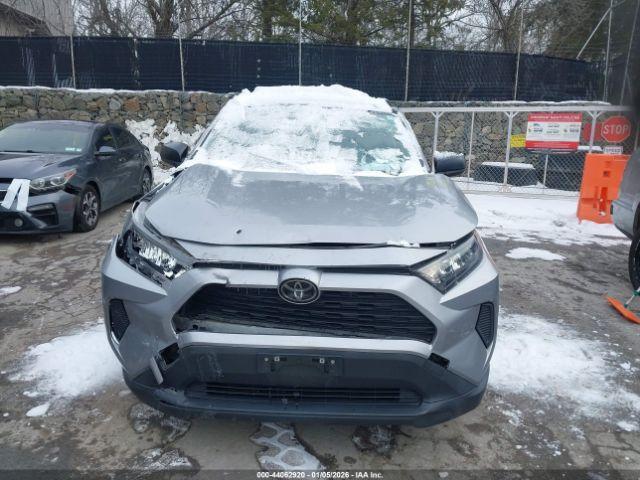 Toyota RAV4 Le Image 5