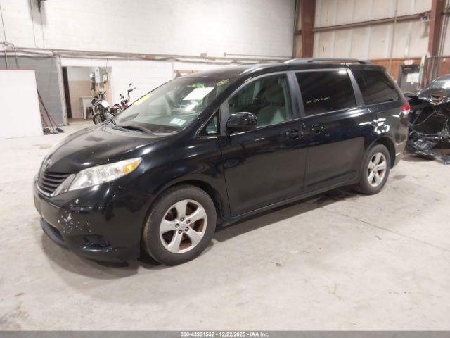 Toyota Sienna Le V6 Image 2