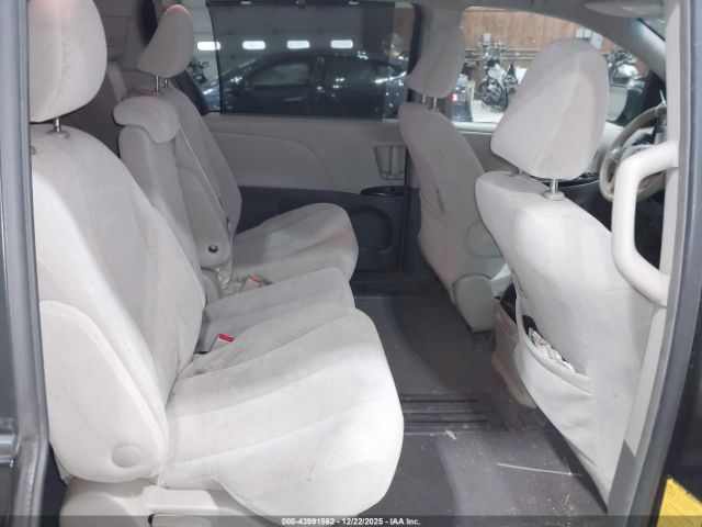 Toyota Sienna Le V6 Image 3