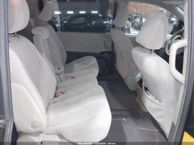 Toyota Sienna Le V6 Image 3