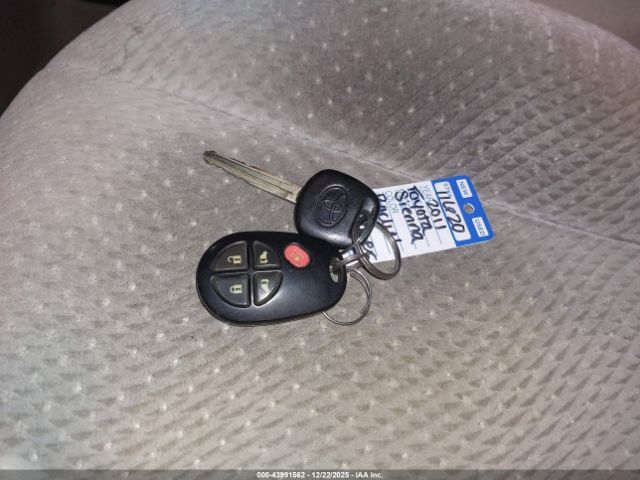 Toyota Sienna Le V6 Image 8