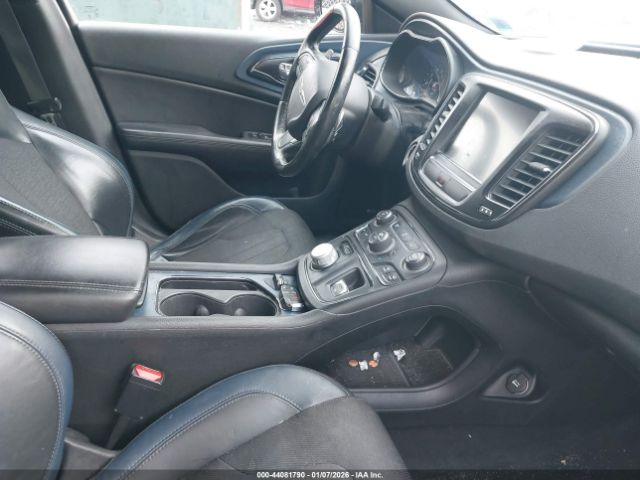 Chrysler 200 S Image 5