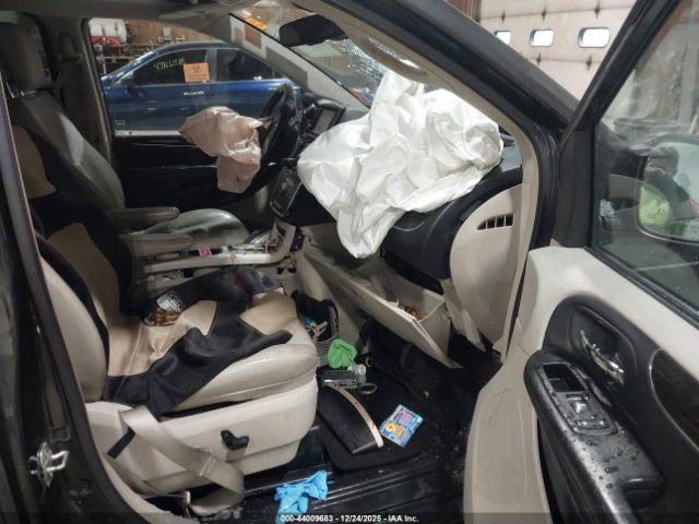 Chrysler Town & Country Limited Image 6