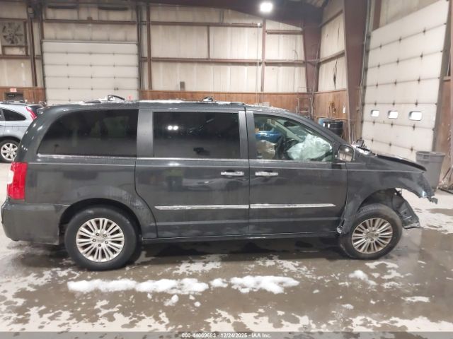 Chrysler Town & Country Limited Image 12