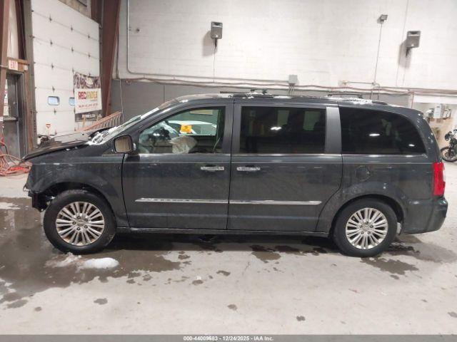 Chrysler Town & Country Limited Image 15