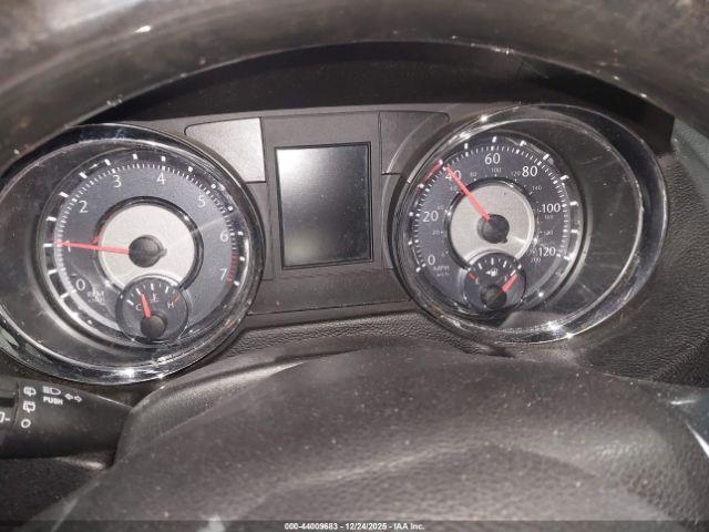 Chrysler Town & Country Limited Image 13