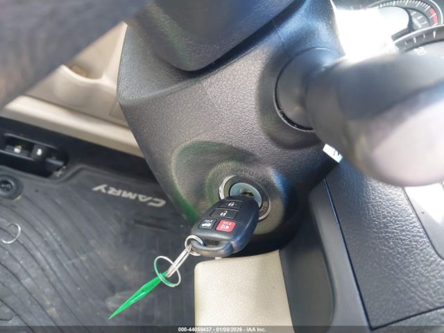 Toyota Camry Le Image 8