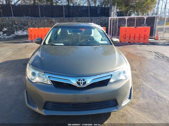 Toyota Camry Le Image 11