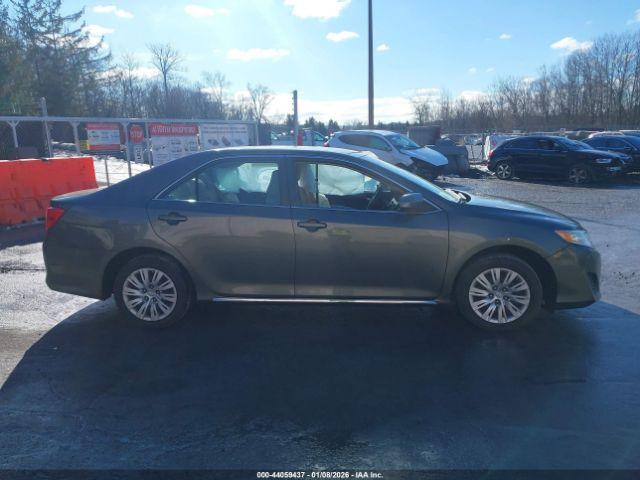 Toyota Camry Le Image 4