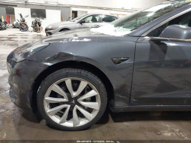 Tesla Model 3 Image 9