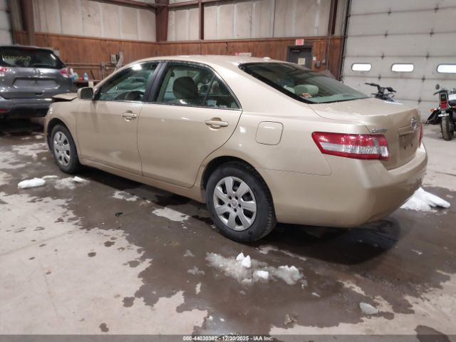 Toyota Camry Le Image 4