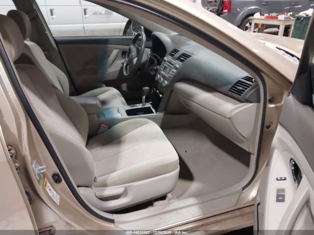 Toyota Camry Le Image 7