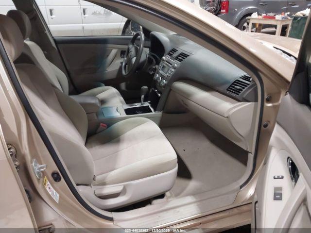 Toyota Camry Le Image 7