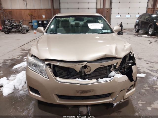 Toyota Camry Le Image 3