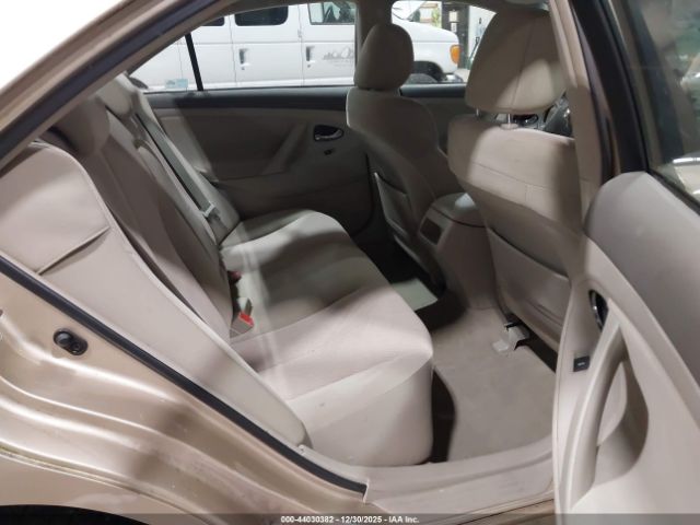 Toyota Camry Le Image 8